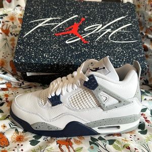 Air Jordan 4 Retro. Size 6.5M/8W. White/Midnight Navy.